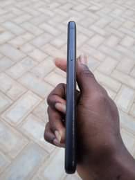 A picture of LG Q6 32 GB 3 GB UNOTICABLE CRACK AT THE