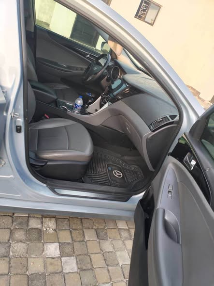 A picture of Hyundai sonata 2012