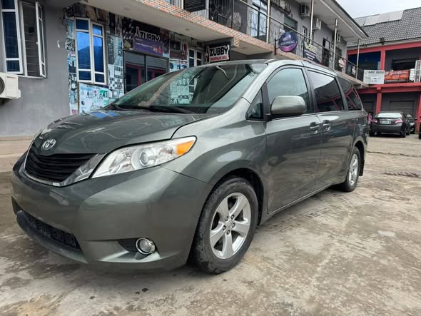 A picture of TOYOTA SIENNA LE 2014