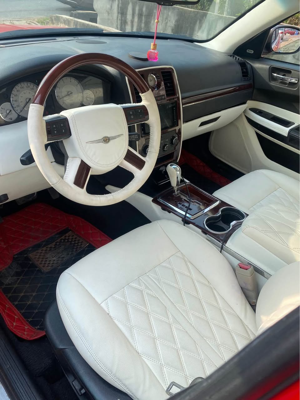 A picture of Chrysler 300 LIMITED.