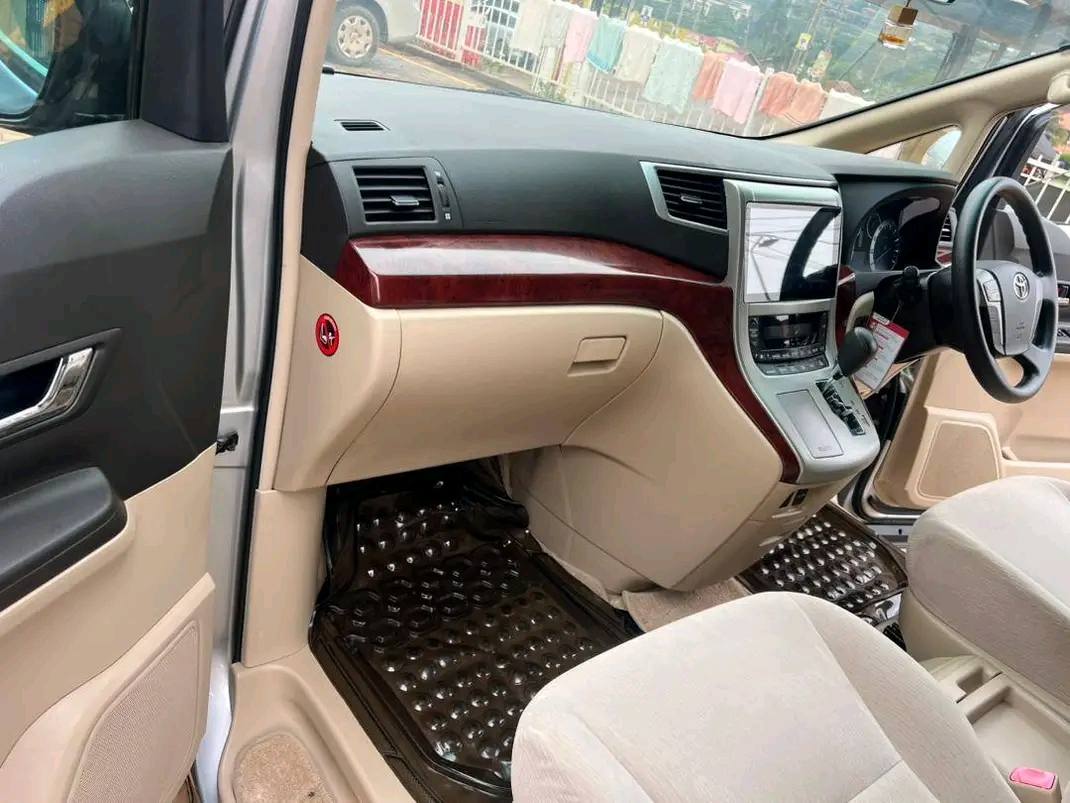 A picture of Toyota velfire 2010 37m very good condition