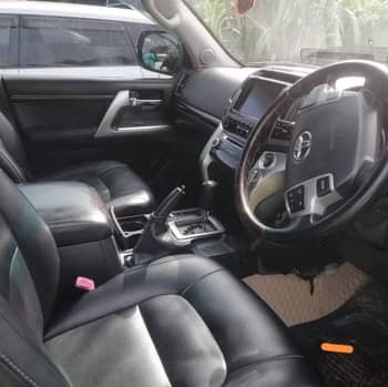 A picture of Land cruiser v8