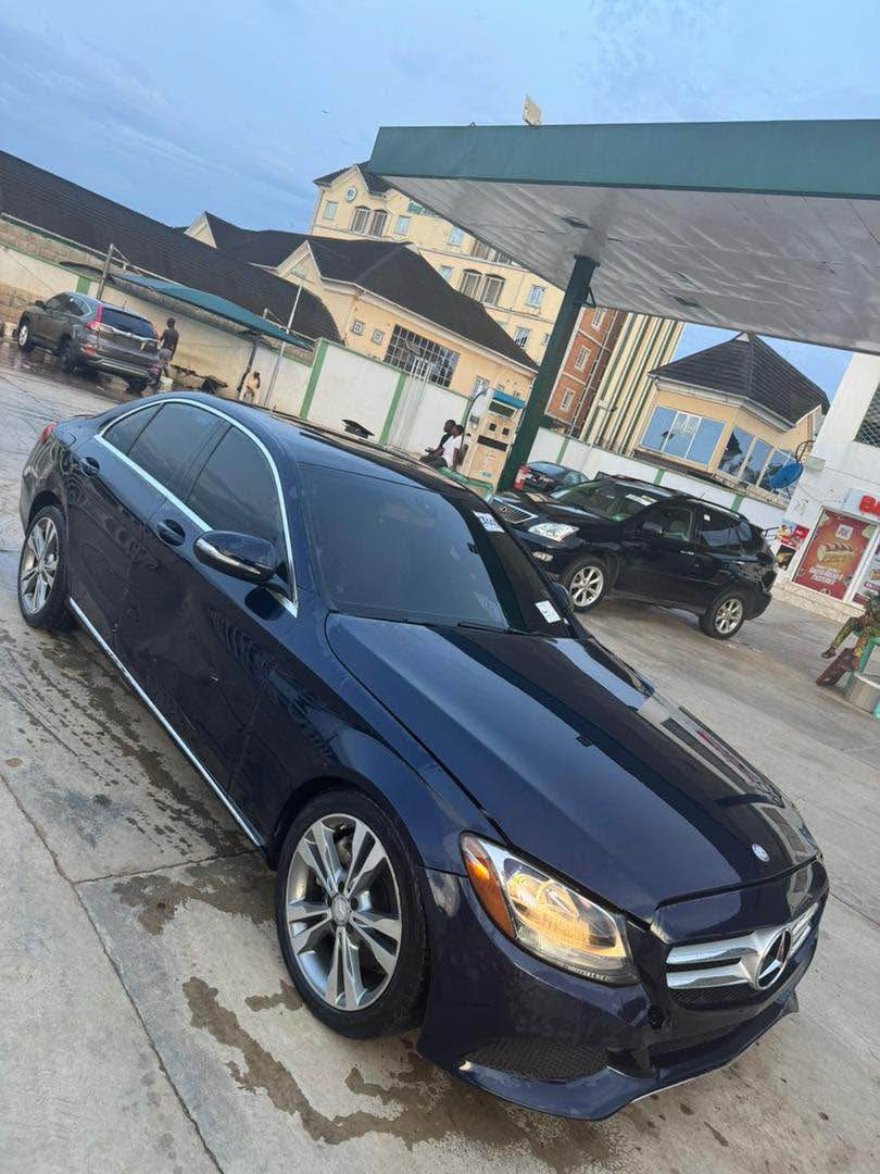 A picture of DISTRESS FOREIGN USED 2015 C300 07066049055