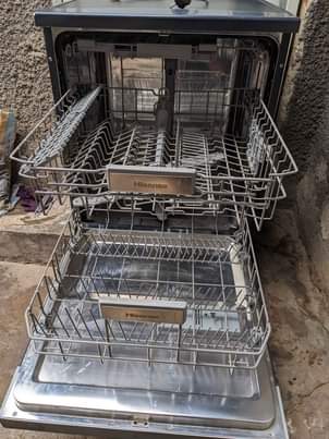 A picture of Washing dishes