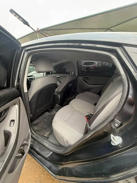 A picture of Hyundai Elantra 2012