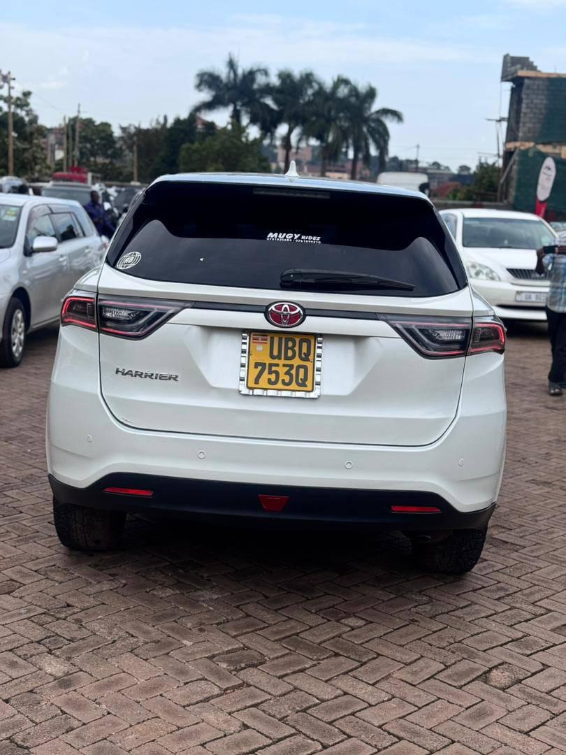 A picture of Toyota Harrier 2015