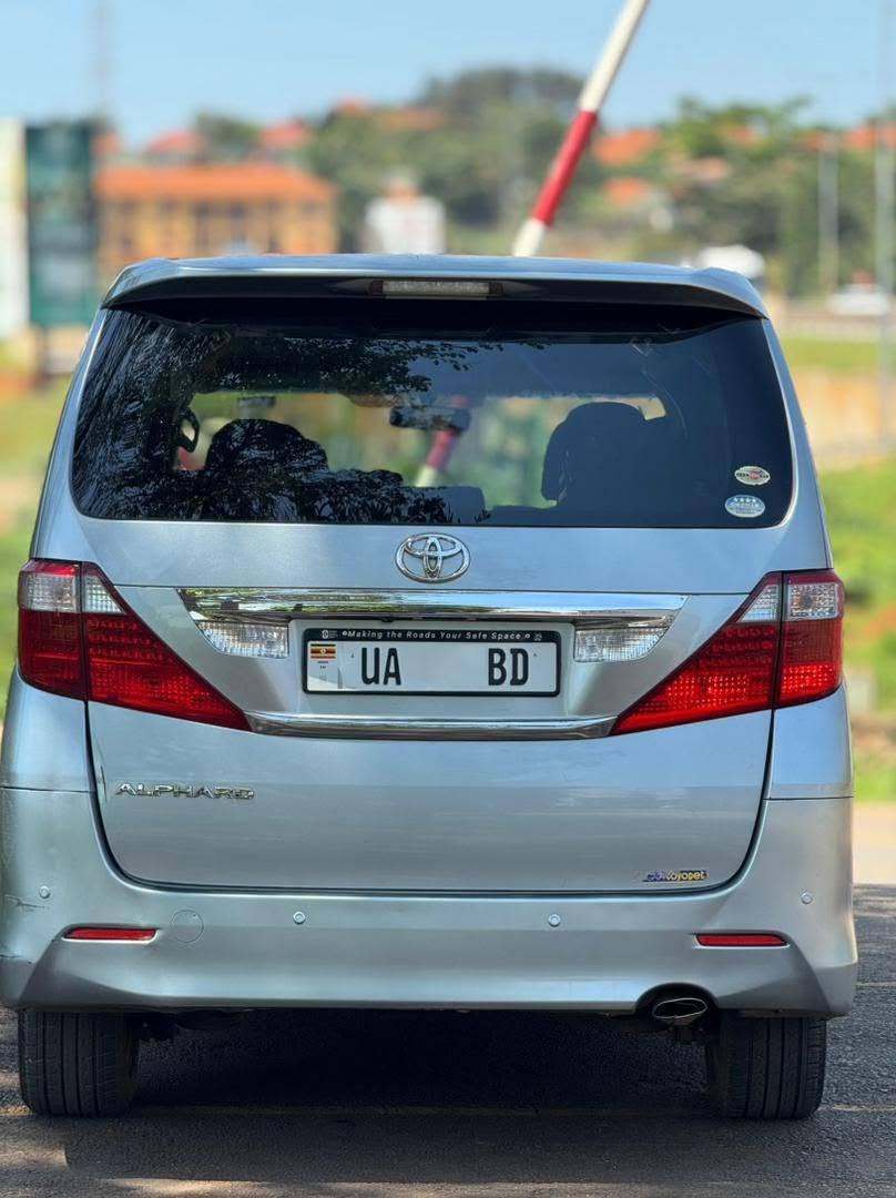 A picture of Toyota alphard 38m money needed