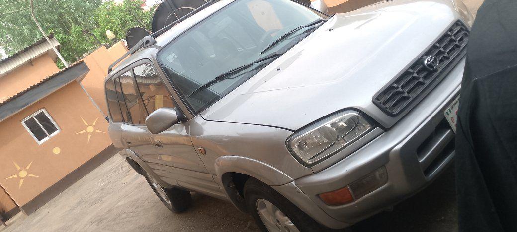 A picture of 2000 Toyota manual rav4