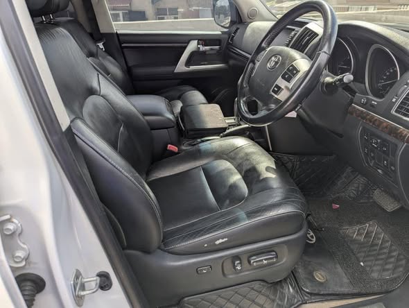 A picture of Toyota land cruiser VX V8 200series