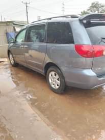 A picture of Toyota sienna 05 location ikorodu odogunyan engine and gear is