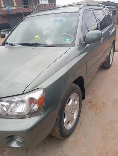 A picture of Toyota highlander 06 everything working perfect....