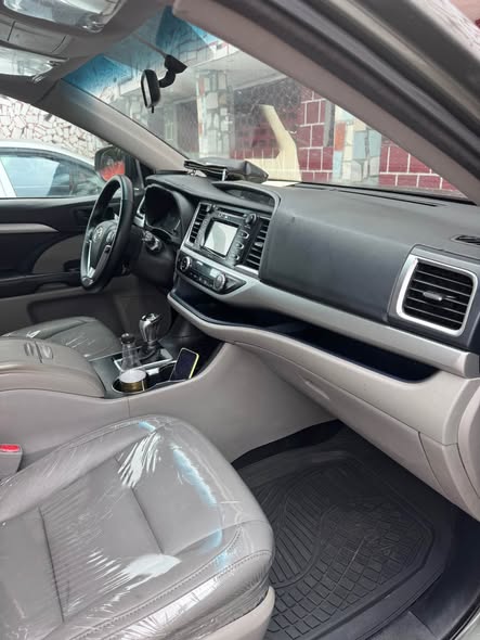 A picture of RELOCATION SALES Toyota Highlander 2015