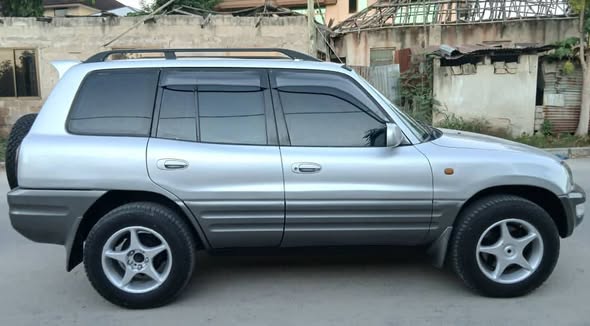 A picture of Toyota rav4 old model
