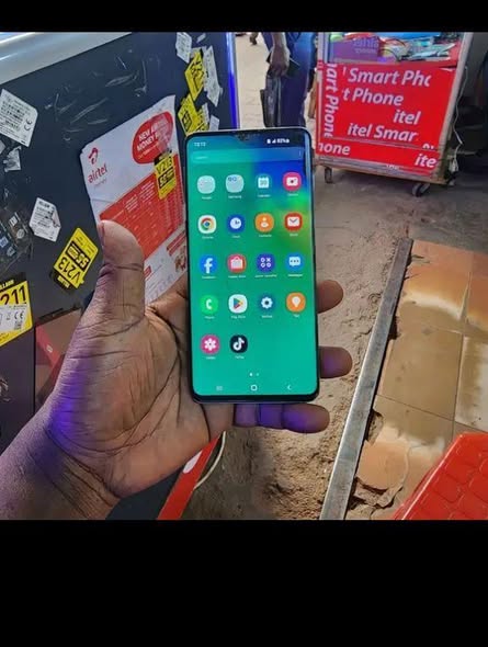 A picture of Galaxy S10 plus on quick sell 200000