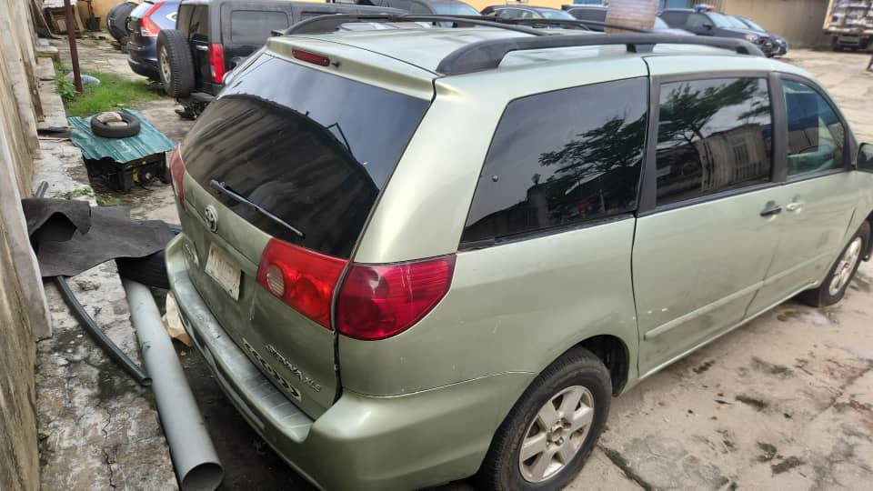 A picture of Super distress sale 2008 Toyota Sienna going for just 3.6m.Everything