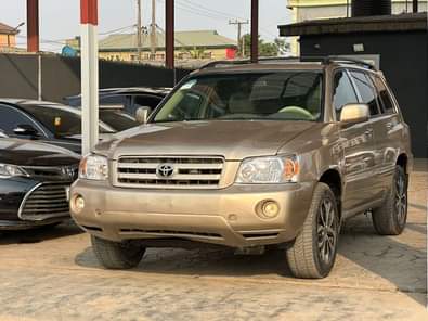 A picture of REGISTERED Toyota Highlander 2005 Leather interior 3 row seat V6