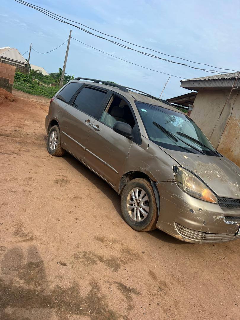 A picture of Toyota sienna
