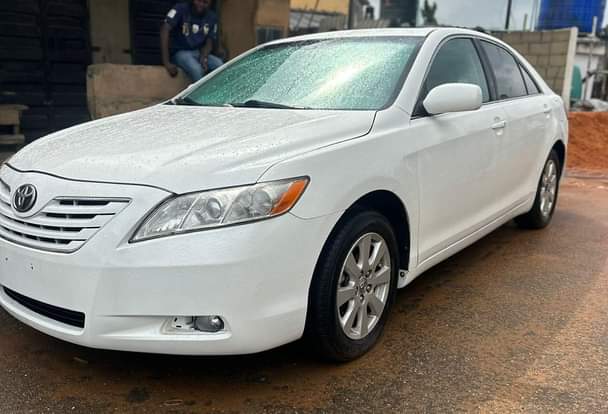 A picture of GOOD DEAL 2009 Toyota Camry XLE foreign used thumbstart V6