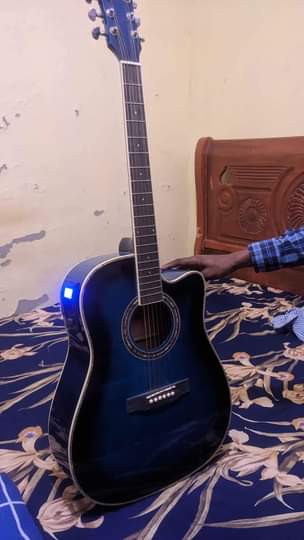 A picture of Guitar inauzwa Gongolamboto karibu na chuo Cha Kampala