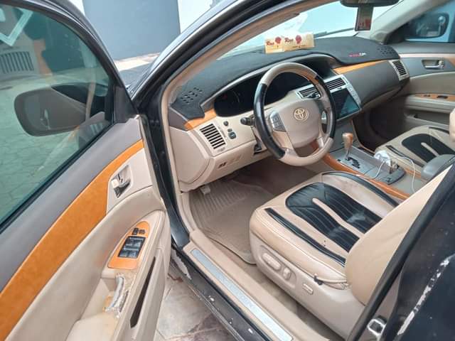 A picture of Toyota Avalon 2008