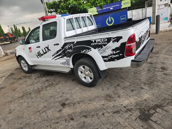A picture of 2013 Toyota Hilux manual with auxillary elizabeth