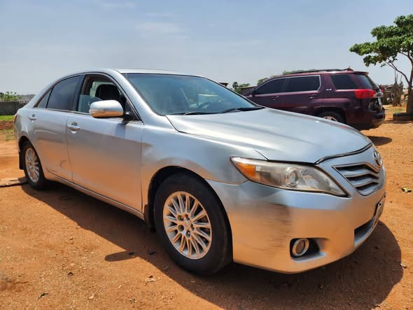 A picture of 2008 toyota camry with unscrewed V6 engine and gear Ac
