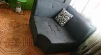 A picture of Sofa set 2 1 zinauzwa bei 250 000 mazungumzo kiduchu