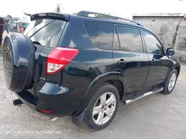 A picture of First body Toyota Rav4 2007