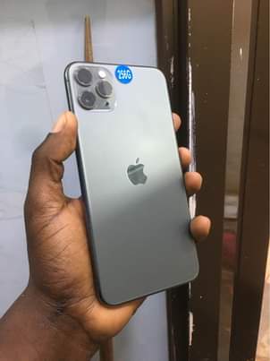 A picture of iPhone 11 Pro Max 256g at 1.55m