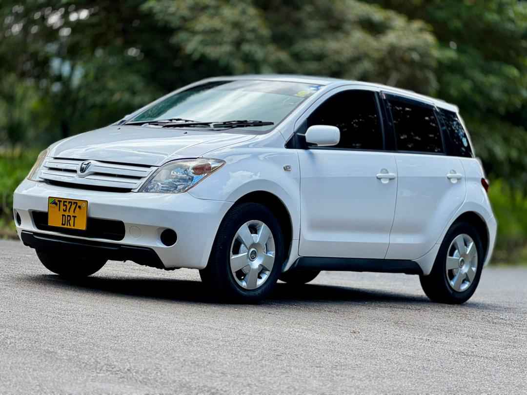 A picture of Toyota I S T 13 500 000