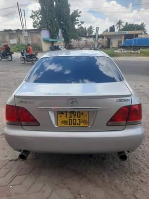 A picture of TOYOTA CROWN ATHLET GARI KALI SNAA FULL AC HAINA KIPENGELE