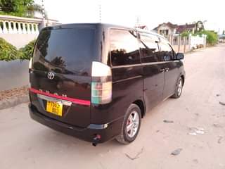 A picture of TOYOTA NOAH