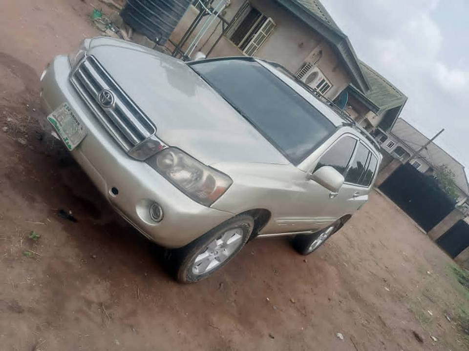A picture of 2007 Toyota highlander extremely clean nothing to fix 4 1m