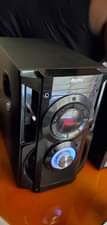 A picture of Tv hisense 32 inches with the woofer Ailipu 2 1