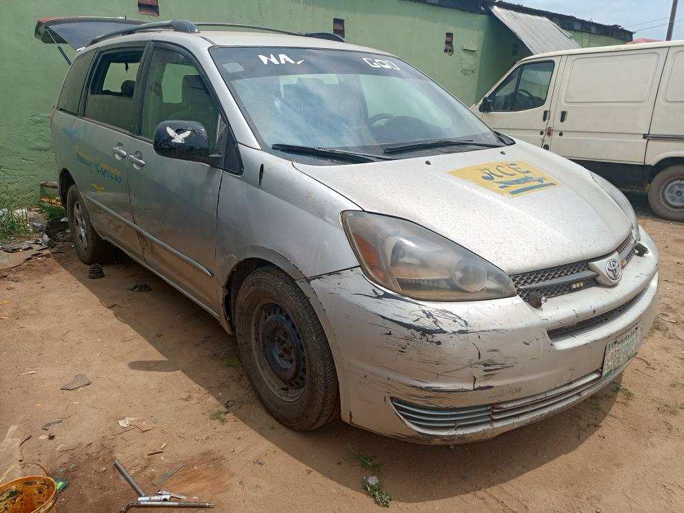 A picture of Toyota sienna 2006