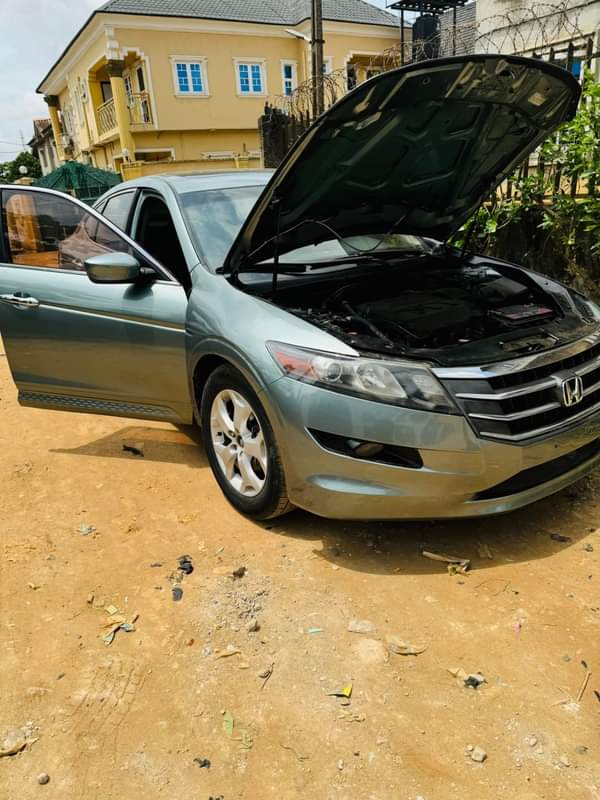 A picture of neatly used 2010 Honda Crosstour painted on first body pan