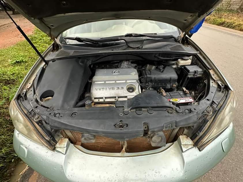 A picture of Extremely clean Unregistered 2005 lexus Rx330 with untampered Engine Gear