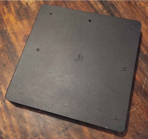 A picture of PS4 slim