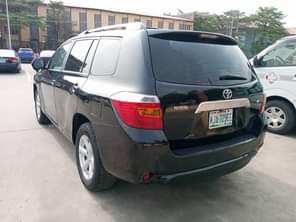 A picture of Registered 2009 Toyota Highlander Toks Standard Used by a woman