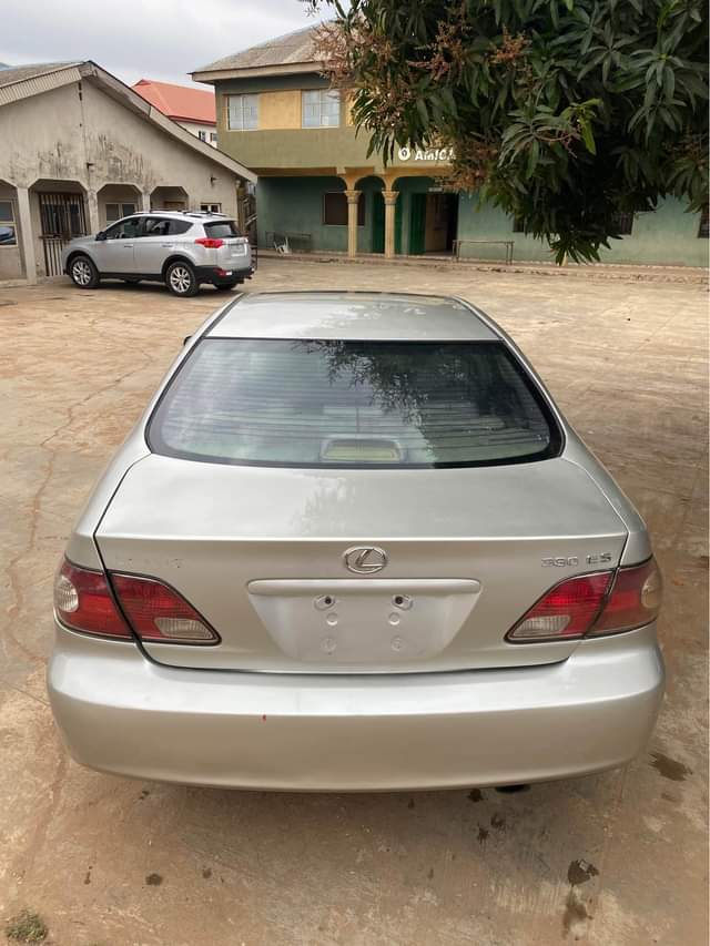 A picture of Lexus es330 2002 model