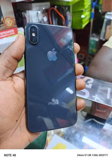 A picture of I phone Xs officiaL