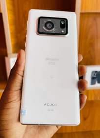 A picture of AQUOS R6