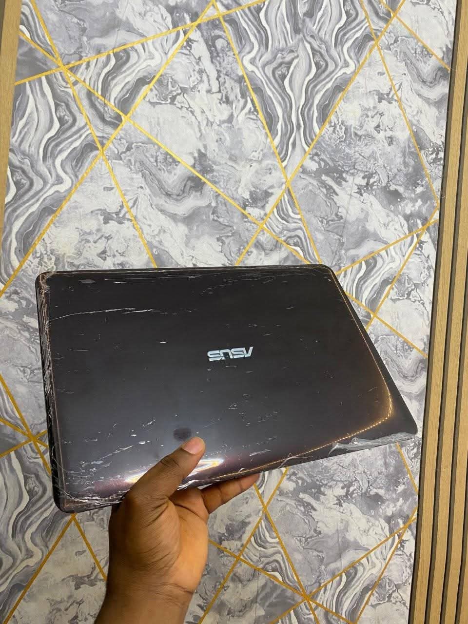 A picture of Asus Core i7 6th generation 150k