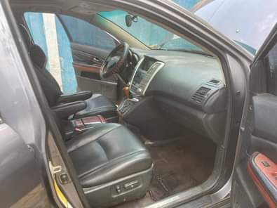 A picture of Rx 330 2005 06 very clean everything working perfect including