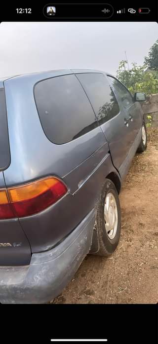 A picture of Toyota Sienna 2000 model