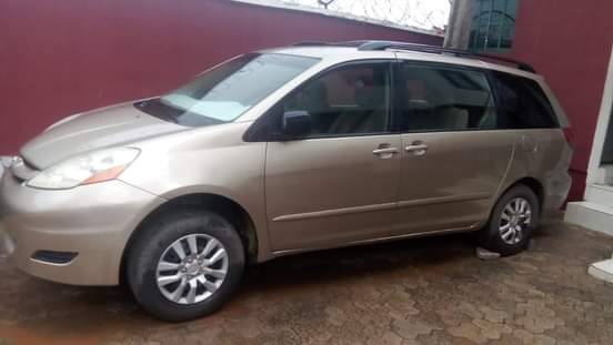 A picture of 2006 Toyota sienna tokumbo standard register but barely used as