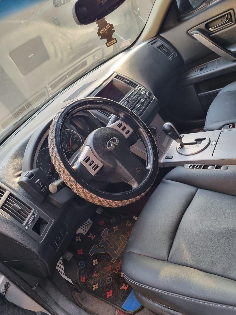 A picture of 2004 Infinite jeep