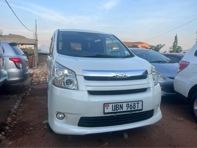 A picture of Toyota Noah 2008
