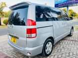 A picture of TOYOTA NOAH