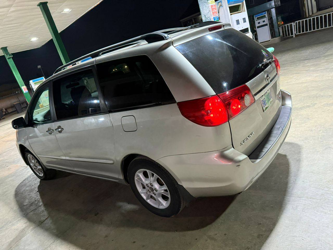 A picture of Toyota Sienna xle 2006 model